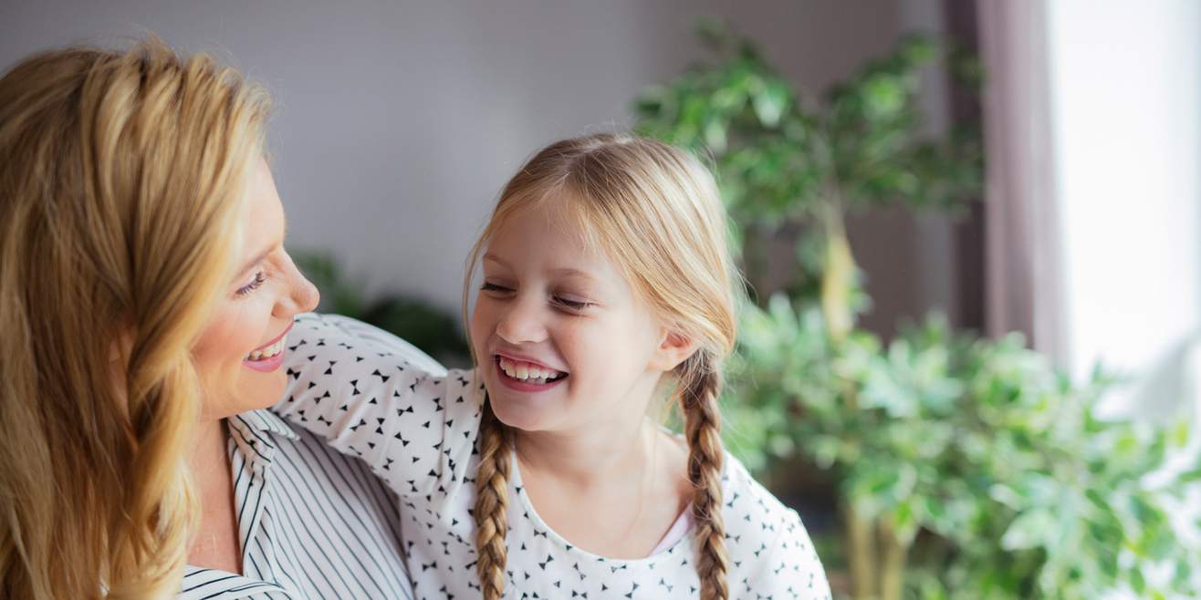 Une mère rit avec son enfant.